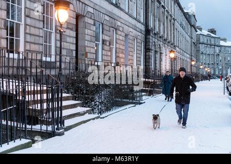 Edinburgh, Ecosse, Royaume-Uni. 28 Février, 2018. Les rues d'Édimbourg sont relativement déserté comme le Met Office déclare une alerte rouge pour une nuit de neige. Credit : Riche de Dyson/Alamy Live News Banque D'Images