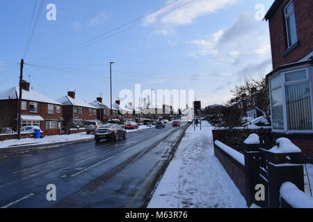 Sheffield, Royaume-Uni. 28 février 2018. Certaines voitures profiter que les routes sont enfin clair sur la politique, l'Ecclesfield, Sheffield, Royaume-Uni. La ville avait été touchée par la tempête nommée la "bête de l'Est'. Adam crédit Allcroft/Alamy Live News Banque D'Images