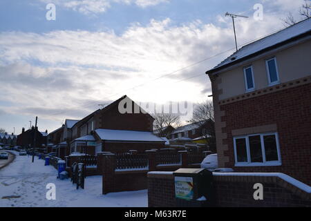 Sheffield, Royaume-Uni. 28 février 2018. Enfin le soleil brille sur quelques maisons et appartements sur la politique, l'Ecclesfield, Sheffield, Royaume-Uni. La ville avait été touchée par la tempête nommée la "bête de l'Est'. Adam crédit Allcroft/Alamy Live News Banque D'Images