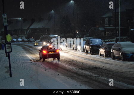 Sheffield, Royaume-Uni. 28 février 2018. Des voitures passent les uns les autres sur une colline à Ecclesfield, Sheffield, Royaume-Uni. La ville avait été touchée par la tempête nommée la "bête de l'Est'. Adam crédit Allcroft/Alamy Live News Banque D'Images