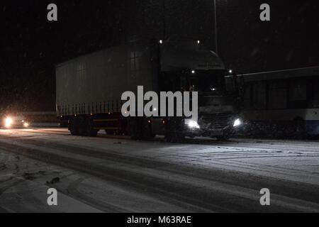 Sheffield, Royaume-Uni. 28 février 2018. Un camion passe par une route enneigée dans Ecclesfiels, Sheffield, Royaume-Uni. La ville avait été touchée par la tempête nommée la "bête de l'Est'. Adam crédit Allcroft/Alamy Live News Banque D'Images