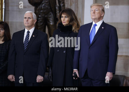 Washington, District de Columbia, Etats-Unis. 28 Février, 2018. Le président américain, Donald J. Trump (R), Première Dame Melania Trump (C) et le Vice-président Mike Pence (L) au cours d'une cérémonie honorant évangéliste américain Billy Graham comme il se trouve dans l'honneur dans la rotonde du Capitole à Washington, DC, USA, 28 février 2018. Graham était le meilleur savoir onu évangéliste chrétien, prêchant à des millions dans le monde, en plus d'être un conseiller de présidents des USA sur ses 6 ans de carrière.Credit : Shawn Thew/Piscine via CNP Crédit : Shawn Thew/CNP/ZUMA/Alamy Fil Live News Banque D'Images