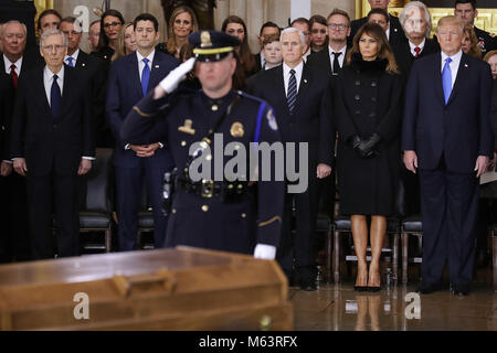 Washington, District de Columbia, Etats-Unis. 28 Février, 2018. (L-R) Le chef de la majorité au Sénat Mitch McConnell (R-KY) Le président de la Chambre, Paul Ryan (R-WI), Vice-président Mike Pence, première dame Melania Trump et le Président Donald Trump assister à une cérémonie en l'honneur de feu évangéliste chrétien et Billy Graham Ministre des Baptistes du Sud dans la capitale américaine le 28 février 2018 Rotonde à Washington, DC. Un conseiller spirituel pour chaque président de Harry Truman à Barack Obama et les autres dirigeants du monde pendant plus de 60 ans, Graham est mort le 21 février à mai Banque D'Images