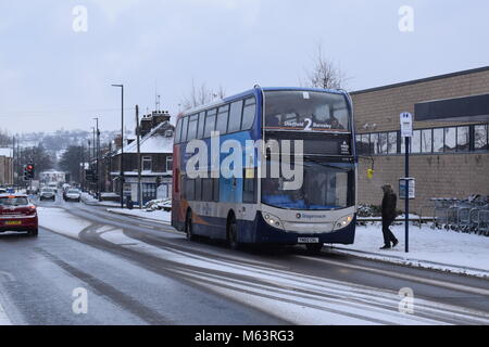 Sheffield, Royaume-Uni. 28 février 2018. Un bus Stagecoach la position de Barnsley ramasse un passager. Le service était encore en marche malgré la neige causé par la "bête de l'Est'. Adam crédit Allcroft/Alamy Live News Banque D'Images