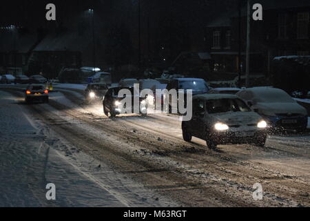 Sheffield, Royaume-Uni. 28 février 2018. Essayez les voitures à la tête d'une colline couverte de neige causé par la "bête de l'Est' dans Ecclesfield, Sheffield, Royaume-Uni. Adam crédit Allcroft/Alamy Live News Banque D'Images