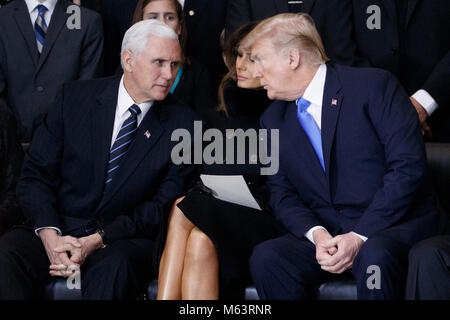 Le président américain, Donald J. Trump (R), avec la Première Dame Melania Trump (C) s'entretient avec le Vice-président Mike Pence (L) au cours d'une cérémonie honorant évangéliste américain Billy Graham comme il se trouve dans l'honneur dans la rotonde du Capitole à Washington, DC, USA, 28 février 2018. Graham était le meilleur savoir onu évangéliste chrétien, prêchant à des millions dans le monde, en plus d'être un conseiller de présidents des USA sur ses 6 ans de carrière. Credit : Shawn Thew / Piscine via CNP /MediaPunch Banque D'Images