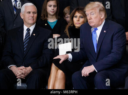 Le président américain, Donald J. Trump (R), Première Dame Melania Trump (C) et le Vice-président Mike Pence (L) au cours d'une cérémonie honorant évangéliste américain Billy Graham comme il se trouve dans l'honneur dans la rotonde du Capitole à Washington, DC, USA, 28 février 2018. Graham était le meilleur savoir onu évangéliste chrétien, prêchant à des millions dans le monde, en plus d'être un conseiller de présidents des USA sur ses 6 ans de carrière. Credit : Shawn Thew / Piscine via CNP /MediaPunch Banque D'Images