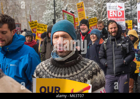 Londres, Royaume-Uni. 28 février 2018. Le cinquième jour de leur grève pour obtenir les universités pour parler avec eux de payer les pensions et les membres de l'UCU, avec substitution FE personnel et d'étudiants, mars à fortes averses de neige à un rassemblement près de parlement. Les frais de scolarité ont augmenté de façon spectaculaire, mais le salaire des enseignants de l'université a stagné, avec une quantité croissante de l'enseignement effectué par ceux sur le travail à temps partiel ou contrats d'0 heure. Crédit : Peter Marshall/Alamy Live News Banque D'Images