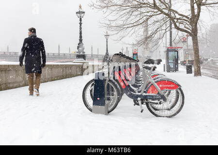 Londres, Royaume-Uni. 28 Février, 2018. Météo France : le poids de la neige est tombée aujourd'hui à Londres au cours de la "bête de l'Est' tempête. Crédit : Ian Stewart/Alamy Live News Banque D'Images