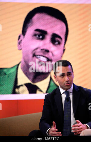 Rome, Italie. 28 Février, 2018. Leader du mouvement cinq étoiles et candidats Luigi Di Maio assiste au Talk Show à la Tagadà7's brodcasting studio Crédit : Sara De Marco/Alamy Live News Banque D'Images