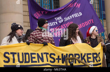 Sheffield, UK, 28 février 2018. Les étudiants de l'Université de Sheffield soutenir le personnel en grève de protestation à l'extérieur de l'Hôtel de Ville. Crédit : Richard Bradford/Alamy Live News Banque D'Images