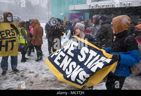 Sheffield, UK, 28 février 2018. Les étudiants de l'Université de Sheffield soutenir le personnel en grève à l'extérieur de l'université d'informations communes [Bibliothèque] durant une tempête de neige. Crédit : Richard Bradford/Alamy Live News Banque D'Images