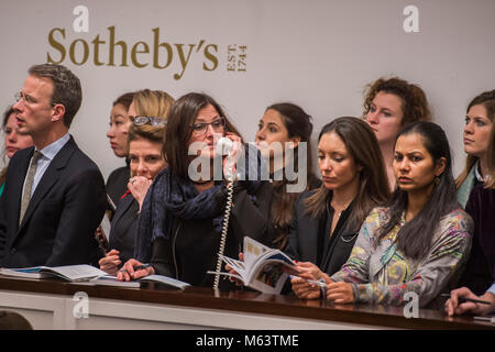 Londres, Royaume-Uni. 28 Février, 2018. Gérer les offres de téléphone personnel Sothebys - Commissaire-priseur Helena Newman prend l'art impressionniste et moderne vente du soir chez Sotheby's New Bond Street, Londres. Crédit : Guy Bell/Alamy Live News Banque D'Images