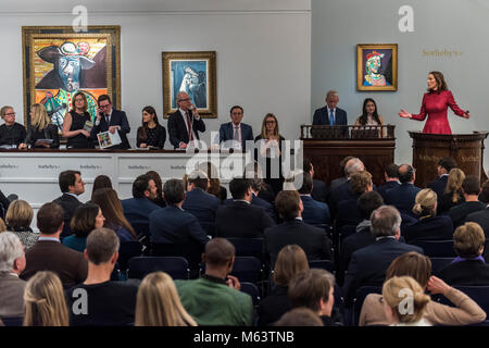 Londres, Royaume-Uni. 28 Février, 2018. Commissaire-priseur Helena Newman (en photo en robe rouge) prend l'art impressionniste et moderne vente du soir chez Sotheby's New Bond Street, Londres. Crédit : Guy Bell/Alamy Live News Banque D'Images