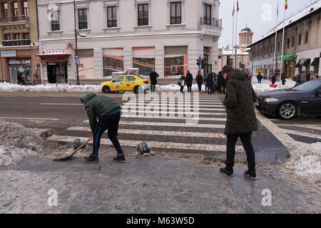 Bucarest, Roumanie. 28 Février, 2018. Vie quotidienne à Bucarest après de fortes chutes de neige et de froid au cours des derniers jours. Credit : Alberto Grosescu/Alamy Live News Banque D'Images