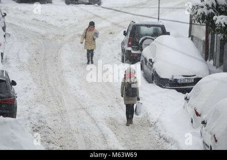 Bucarest, Roumanie. 28 Février, 2018. Vie quotidienne à Bucarest après de fortes chutes de neige et de froid au cours des derniers jours. Credit : Alberto Grosescu/Alamy Live News Banque D'Images