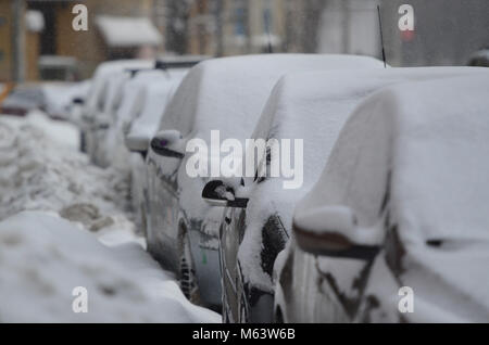 Bucarest, Roumanie. 28 Février, 2018. Vie quotidienne à Bucarest après de fortes chutes de neige et de froid au cours des derniers jours. Credit : Alberto Grosescu/Alamy Live News Banque D'Images