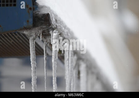 Bucarest, Roumanie. 28 Février, 2018. Vie quotidienne à Bucarest après de fortes chutes de neige et de froid au cours des derniers jours. Credit : Alberto Grosescu/Alamy Live News Banque D'Images