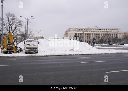 Bucarest, Roumanie. 28 Février, 2018. Vie quotidienne à Bucarest après de fortes chutes de neige et de froid au cours des derniers jours. Credit : Alberto Grosescu/Alamy Live News Banque D'Images