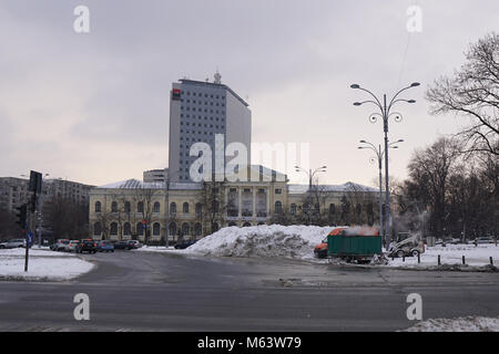 Bucarest, Roumanie. 28 Février, 2018. Vie quotidienne à Bucarest après de fortes chutes de neige et de froid au cours des derniers jours. Credit : Alberto Grosescu/Alamy Live News Banque D'Images