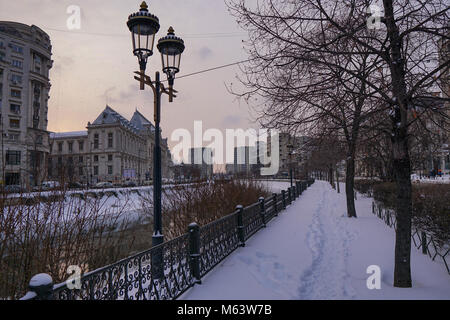 Bucarest, Roumanie. 28 Février, 2018. Vie quotidienne à Bucarest après de fortes chutes de neige et de froid au cours des derniers jours. Credit : Alberto Grosescu/Alamy Live News Banque D'Images