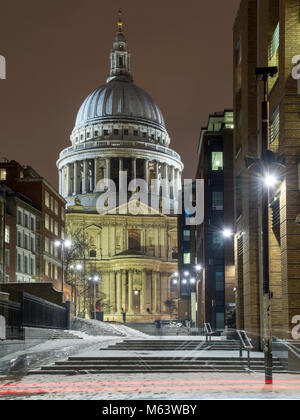 Londres, Angleterre, Royaume-Uni. 28 Février, 2018. Météo France : la neige se situe autour de la Cathédrale St Paul et les bâtiments de la ville de Londres au cours de la 'bête de l'Est' tempête de neige. Crédit : Joe Dunckley/Alamy Live News Banque D'Images