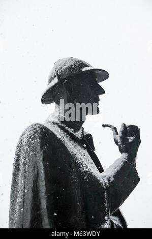 Londres, Royaume-Uni. 28 Février, 2018. La statue de Sherlock Holmes, en face de la station de Baker Street vu couvert de neige.que le temps/de l'Europe de l'est arrive au Royaume-Uni il apporter des tempête et sous-température zéro au Royaume-Uni. Le Met Office a émis d'alerte orange dans le nord de l'Angleterre et beaucoup de de la côte est de l'Angleterre, dont Londres alors que l'Écosse et du temps a été mis à niveau d'alerte rouge, ce qui est un risque pour la vie, dommages de grande ampleur, de voyage et de coupure sont probables. Credit : B   neige Rouco Londres-2769.jpg Images/SOPA/ZUMA/Alamy Fil Live News Banque D'Images