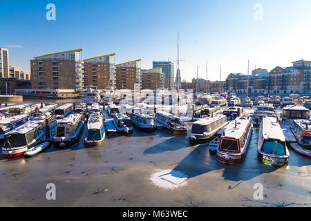 Londres, Royaume-Uni. 28 Février, 2018. Météo : Fortes chutes de neige au Royaume-Uni à Londres, les bateaux dans la marina de Limehouse couverte de neige Crédit : Nathaniel Noir/Alamy Live News Banque D'Images