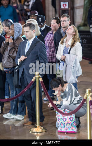 Washington, USA. 28 Février, 2018. Une femme est surmonté de douleur tandis que le public rend hommage en tant que corps du Rev Billy Graham 'jette en l'honneur" dans la rotonde du Capitole. Credit : Patsy Lynch/Alamy Live News Banque D'Images