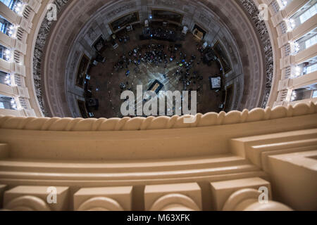 Washington, USA. 28 Février, 2018. Une vue aérienne de la partie supérieure de la rotonde du Capitole nous montre que l'Agence de rendre hommage en tant que corps du Rev Billy Graham 'jette en l'honneur" dans la rotonde du Capitole. Credit : Patsy Lynch/Alamy Live News Banque D'Images