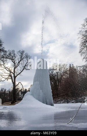 28 février 2018, l'Allemagne, Weimar : les projections d'eau d'une fontaine gelée en partie au parc du Belvédère. Photo : Candy Welz/dpa-Zentralbild/ZB Banque D'Images