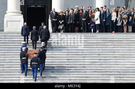 Washington, District de Columbia, Etats-Unis. 28 Février, 2018. La famille du révérend Billy Graham observe alors que le cercueil du révérend Billy Graham se fait monter les marches du Capitole à Washington, le mercredi 23 février, 28, 2018, où il résidera dans l'honneur dans la rotonde. C'est un honneur rare pour un citoyen de se coucher en l'honneur de la capitale. Graham est mort mercredi dans son sommeil à son domicile de Caroline du Nord. Il était 99.Crédit : Susan Walsh/Piscine via CNP Crédit : Susan Walsh/CNP/ZUMA/Alamy Fil Live News Banque D'Images