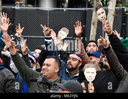 2-27-18 Los Angeles. CA. Fans de boxe mexicain cheer for .Champion du Monde Poids moyens Canelo Alvarez et WBC/WBA/IBF/IBO Champion du monde des poids moyens, Gennady Golovkin "GGG" au cours d'une conférence de presse sur la prochaine lutte avec son match revanche et mardi. Les deux sera de retour à T-Mobile Arena de Las Vegas pour un match très attendu sur le Cinco de Mayo. Canelo vs. GGG 2 aura lieu le samedi 5 mai et sera produit et diffusé en direct par la chaîne HBO Pay-Per-View commençant en un temps spécial de 8:00 h HE/5:00 PT. Photo par Gene Blevins/LA DailyNews/SCNG/ZumaPress (crédit Image : © Gene Blevin Banque D'Images