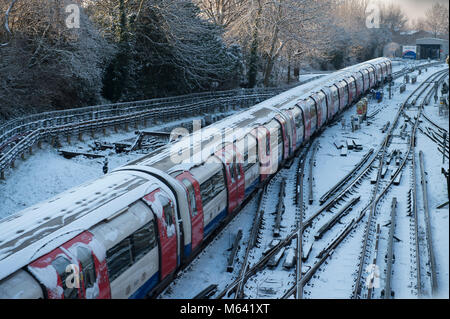 Merton, Londres, Royaume-Uni. 28 février 2018. Météo britannique. Les banlieusards lieu à ciel bleu, gel et neige la nuit dans le sud ouest de Londres, avec plus à venir. Les trains de la ligne du nord au sud du terminus à Morden d'exécution de l'annexe sur les rails. Credit : Malcolm Park/Alamy Live News. Banque D'Images