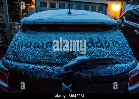 La bête de l'Est et d'Emma en laissant une mince couche de neige sur la vitre arrière d'une voiture avant de l'arrivée de la neige avec les mots écrits dans la neige Snowmageddon, Pays de Galles, Royaume-Uni Banque D'Images