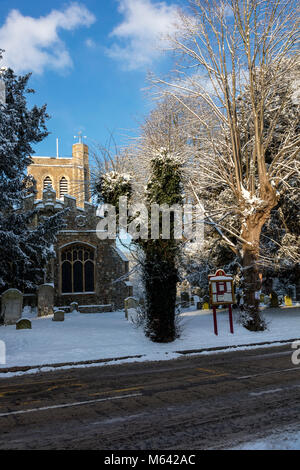 Herne, Kent, UK, 28 février 2018. Météo UK News:Après une forte chute de neige dans la région de Canterbury East Ken ,du jour au lendemain. Le soleil apparaît dans le village de Herne à mesure que la circulation des bus et de lutte sur le A291, les enfants jouent sur les pistes dans leurs luges. Richard Donovan/Alamy Live News Banque D'Images