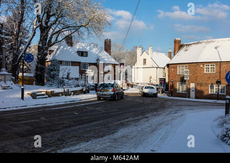 Herne, Kent, UK, 28 février 2018. Météo UK News:Après une forte chute de neige dans la région de Canterbury East Ken ,du jour au lendemain. Le soleil apparaît dans le village de Herne à mesure que la circulation des bus et de lutte sur le A291, les enfants jouent sur les pistes dans leurs luges. Richard Donovan/Alamy Live News Banque D'Images