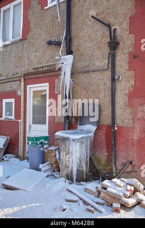 North Finchley, London, UK. 28 février 2018. Météo France : un matin d'hiver que les banlieusards lieu à ciel bleu et un pouce de neige la nuit de Finchley au Nord de Londres. Crédit : David Bleeker Photography.com/Alamy Live News Banque D'Images