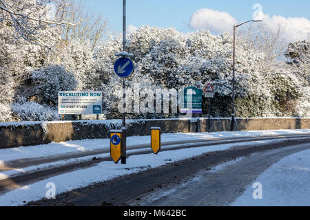 Herne, Kent, UK, 28 février 2018. Météo UK News:Après une forte chute de neige dans la région de Canterbury East Ken ,du jour au lendemain. Le soleil apparaît dans le village de Herne à mesure que la circulation des bus et de lutte sur le A291, les enfants jouent sur les pistes dans leurs luges. Richard Donovan/Alamy Live News Banque D'Images