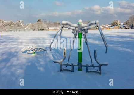 Herne, Kent, UK, 28 février 2018. Météo UK News:Après une forte chute de neige dans la région de Canterbury East Ken ,du jour au lendemain. Le soleil apparaît dans le village de Herne à mesure que la circulation des bus et de lutte sur le A291, les enfants jouent sur les pistes dans leurs luges. Richard Donovan/Alamy Live News Banque D'Images