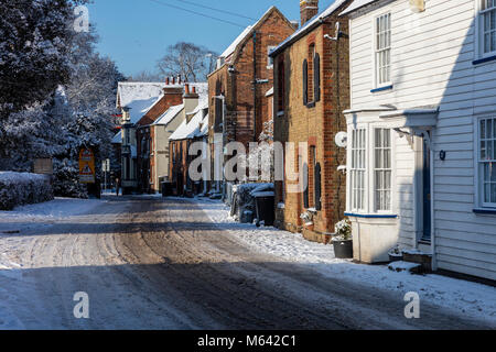 Herne, Kent, UK, 28 février 2018. Météo UK News:Après une forte chute de neige dans la région de Canterbury East Ken ,du jour au lendemain. Le soleil apparaît dans le village de Herne à mesure que la circulation des bus et de lutte sur le A291, les enfants jouent sur les pistes dans leurs luges. Richard Donovan/Alamy Live News Banque D'Images