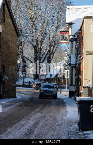 Herne, Kent, UK, 28 février 2018. Météo UK News:Après une forte chute de neige dans la région de Canterbury East Ken ,du jour au lendemain. Le soleil apparaît dans le village de Herne à mesure que la circulation des bus et de lutte sur le A291, les enfants jouent sur les pistes dans leurs luges. Richard Donovan/Alamy Live News Banque D'Images