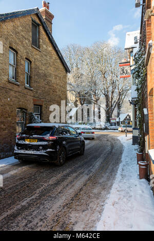 Herne, Kent, UK, 28 février 2018. Météo UK News:Après une forte chute de neige dans la région de Canterbury East Ken ,du jour au lendemain. Le soleil apparaît dans le village de Herne à mesure que la circulation des bus et de lutte sur le A291, les enfants jouent sur les pistes dans leurs luges. Richard Donovan/Alamy Live News Banque D'Images