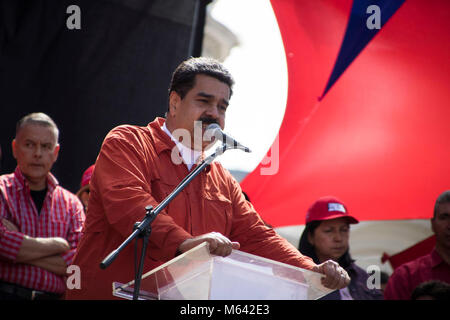 Le président Nicolas Maduro parlant de supporters lors d'un rassemblement dans la capitale, Caracas, Venezuela, le 27 février 2018. Le chef de l'Etat a parlé et dansé pour la foule après Maduro s'est inscrit comme candidat à l'élection présidentielle contestée qui aura lieu le 22 avril 2018. Photo : Rayner Pena/dpa Banque D'Images