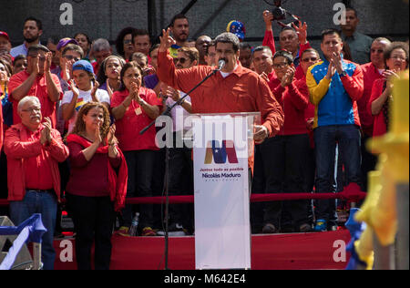 Le président Nicolas Maduro parlant de supporters lors d'un rassemblement dans la capitale, Caracas, Venezuela, le 27 février 2018. Le chef de l'Etat a parlé et dansé pour la foule après Maduro s'est inscrit comme candidat à l'élection présidentielle contestée qui aura lieu le 22 avril 2018. Photo : Rayner Pena/dpa Banque D'Images