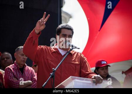 Le président Nicolas Maduro parlant de supporters lors d'un rassemblement dans la capitale, Caracas, Venezuela, le 27 février 2018. Le chef de l'Etat a parlé et dansé pour la foule après Maduro s'est inscrit comme candidat à l'élection présidentielle contestée qui aura lieu le 22 avril 2018. Photo : Rayner Pena/dpa Banque D'Images