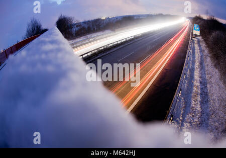 Laatzen, Allemagne. Feb 27, 2018. Une longue exposition shot montrant des traces laissées par les voitures conduire sur l'autoroute A7 dans la région de Laatzen, Allemagne, 27 février 2018. Credit : Julian Stratenschulte/dpa/Alamy Live News Banque D'Images