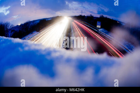 Laatzen, Allemagne. Feb 27, 2018. Une longue exposition shot montrant des traces laissées par les voitures conduire sur l'autoroute A7 dans la région de Laatzen, Allemagne, 27 février 2018. Credit : Julian Stratenschulte/dpa/Alamy Live News Banque D'Images