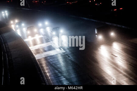 Laatzen, Allemagne. Feb 27, 2018. Voitures conduire sur l'autoroute A7 dans de mauvaises conditions de visibilité à la tombée de Laatzen, Allemagne, 27 février 2018. Credit : Julian Stratenschulte/dpa/Alamy Live News Banque D'Images