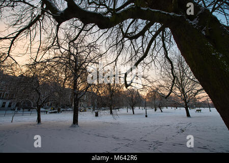 Londres, Royaume-Uni. Feb 26, 2018. Météo Londres Royaume-Uni : le réveil d'un linceul de neige Crédit : Mika Schick/Alamy Live News Banque D'Images
